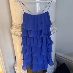 Other stories klänning  - Så fin blå klänning från other stories💙