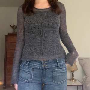 Stickad tröja - Grå tunn stickad tröja med knyrning i midjan och lite utsvängda ärmar, från Indiska! 🖤