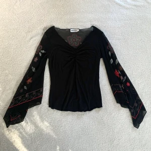 Meshtopp - Svart meshtopp med täckande tyg framtill och utsvängda mönstrade ärmar, vintage Ginatricot! ❤️‍🔥