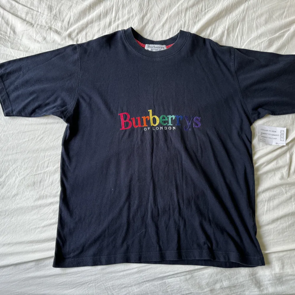 Storlek XL, superfin t-shirt som är väldigt svår att hitta i detta skicka!. T-shirts.