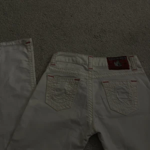 True Religion Jeans - Ett par fina true religion jeans i väldigt gott skick, använt Max en gång. Fina som passar till mycket! Vid funderingar skriv till mig 💕 storleken är 31 men skulle säga att dom sitter som en 27/26