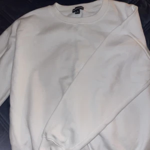 Basic sweatshirt  - Vit. Använd 2 gånger. Från prettylittlething 