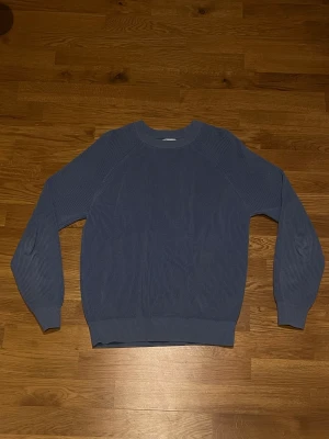 Stickad tröja - Stickad tröja från Zara i fin blå färg.  Inte använd mycket, nyskick! Säljer då den ej passar längre. Storlek M. Nypris var 400kr mitt pris 250kr. Hör av er vid frågor! Mvh Jonatan