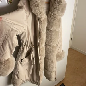 Jacka - En jättefin Jacka som är helt oandvänd pågrund av att den är för liten så endast testad.  Den är i storlek XL men passar L mycket bättre.