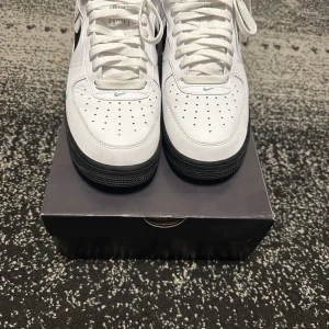 Nike air force 1’07 - Hej, nu är det dags att sälja den dina skor som jag har haft i fem dagar och den är helt ny Storlek 44 men passar också 43 Pris kan diskuteras vid snabb affär det e bara o höra av sig