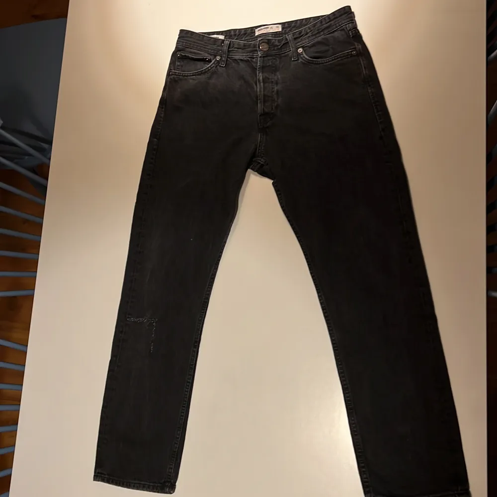 Säljer ett par svarta Jack and Jones jeans, modell LOOSE CHRIS. Då de är för små, tveka inte på att höra av dig!. Jeans & Byxor.