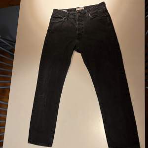 Säljer ett par svarta Jack and Jones jeans, modell LOOSE CHRIS. Då de är för små, tveka inte på att höra av dig!