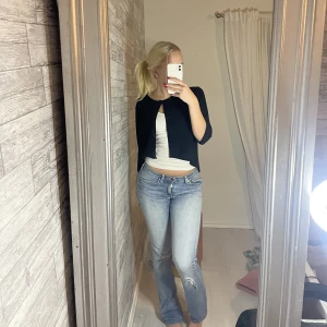 Blåa lågmidjade jeans - Blåa lågmidjade jeans, jag är 167ca och de är lite långa på mig. Buda från 200 eller köp direkt för 600. Hör av dig om du har några frågor🫶🏻