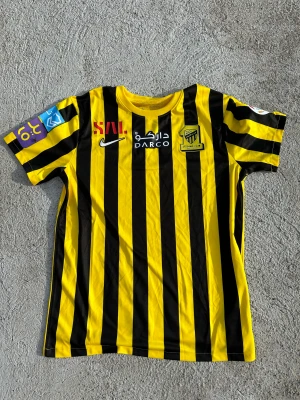 al ittihad fotbolls tröja  - al ittihad tröja med inget på ryggen Storlek m