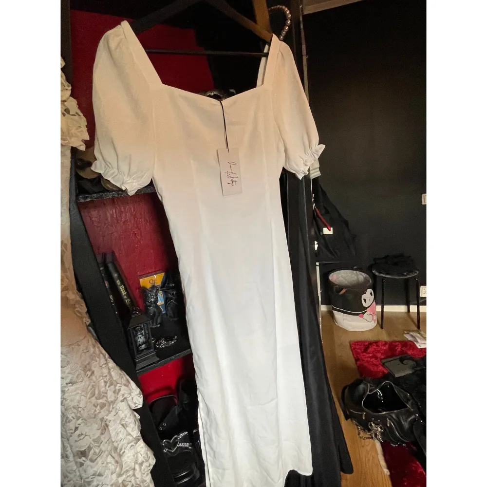 Säljer denna fina klänningen då jag inte får någon användning för den🤍Den har en slits på vänster sida🤍Helt ny och inga defekter, den är dock lite skrynklig på bilderna då den legat i en låda🤍. Klänningar.