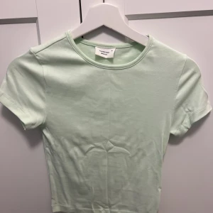 Topp - Lin grön topp från Gina tricot. Storlek XS