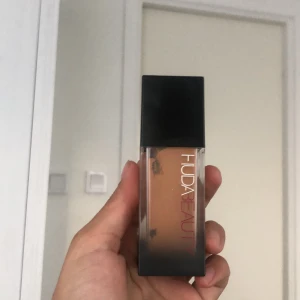 Huda beauty - Foundation från huda beauty  Använt 5 gånger nypris 549kr 
