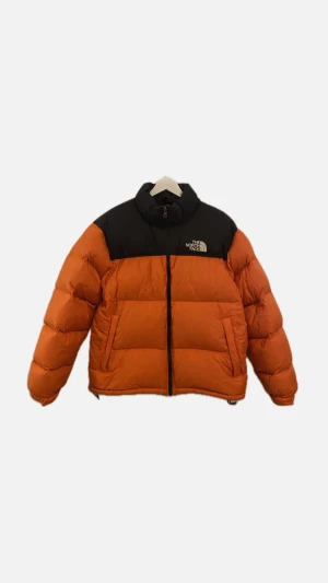 The North Face jacka  - Hej! Säljer min the north face jacka då den inte kommer till användning för mig längre, använd en säsong och ser jättesnygg ut. Några skavanker men väldigt fin ändå.  Kemtvättad ganska nyligen