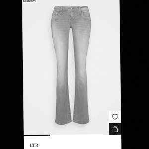 Säljer mina ljusgråa ltb jeans då dom tyvärr är för långa för mig. Lite slitna längst ner bak på benen (se sista bilden). Nypris 829 kr