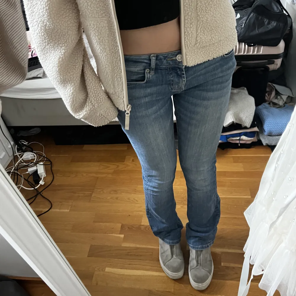 Snygga jeans från Zara storlek 36. Använd gärna köp direkt . Jeans & Byxor.