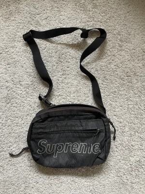Supreme side bag - Säljer min side bag för jag använder den inte längre. Äkta och den är 10/10