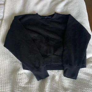 Tröja🌸 - En tjocktröja som är super skön den är lite kort i modellen men så fin!🌸