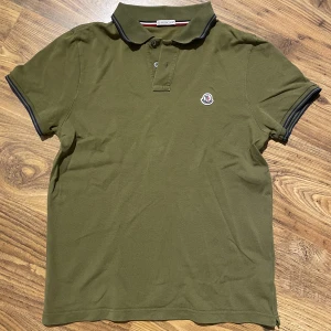 Moncler tröja  - Oliv grön Moncler piké, köpt från Merch sweden för ca 1,5 år sedan. Storleken är M men passar S bättre. Är själv 187 och upplever den lite kort i armarna och vid midjan. Pris förhandlingsbart vid snabbt och smidig affär. 