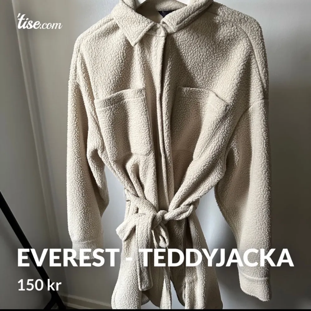 EVEREST TEDDYJACKA (BEIGE) I STRL L •Aldrig använd •Inköpt 2022 för 399kr  •Inga skador/fel på jackan •Frakt tillkommer. Jackor.