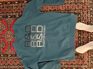 Peak Performance sweatshirt tröja  - Herr modell st xxl i nyskick endast använd nån gång turkos vita svarta silver bokstäver finns på eskilsvägen vid Haninge centrum men kan träffas upp i Stockholm området eller skicka på posten swish eller kontanter 