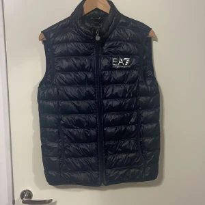 Armani väst - Armani väst till salu i helt nytt skick, har bara testat den och sedan dess har den bara legat i garderoben, Jätte fin väst som är Storlek S  Slå en pling ifall ni skulle vilja ha äktighetsbevis eller fler bilder 