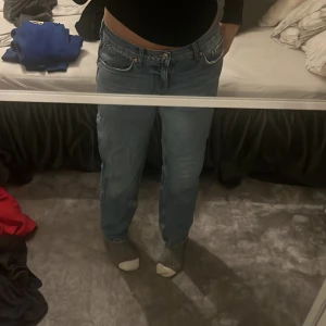 Jeans  - Säljer dessa ish baggy/staight blå jeansen pga kommer inte till så mycket andvänding!!! Är villig att sänka priset! Dom passar mig i längden och jag är runt 1,68!