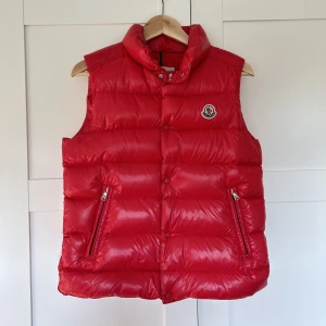 Moncler väst - Superfin Moncler väst i superbra skick. Kartong och papper finns kvar och skickas med i köp💕 Passar XS-S💕
