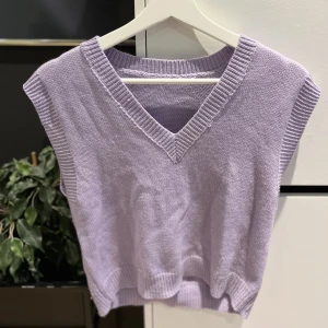 Lila väst - Jättefin lila väst i storlek S men passar M för den är stor i storleken. Använd högst 2 ggr och i jättefint skick. Köparen står för frakt 🫶🏻