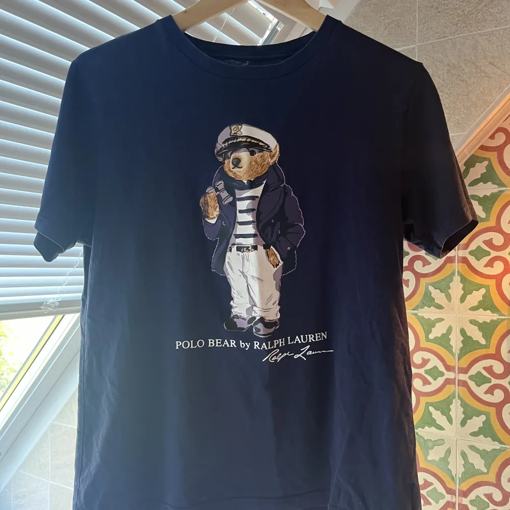 En ralph lauren Poli bear t-shirt i marinblå Bra skick, inga hål, fläckar eller liknande. Helt intakt tryck av björnen på framsidan. Nypris: 1299kr Mitt pris: 350 ( diskuterbart vid snabb affär!). T-shirts.