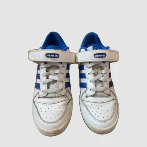 Adidas original forum low - Säljer nu mina adidas forum då de inte passar mig i storleken längre. Har haft dem i 1 år och de har lite slitningar i hälarna men inget som man tänker på. Pris kan diskuteras. Ny pris 909kr Kan mötas i Gbg annars står köparen för frakt❤️