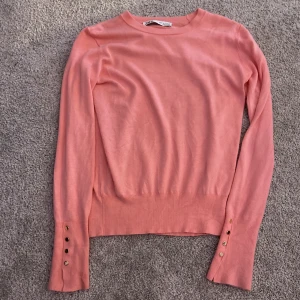 Zara tröja - Hej säljer denna zara tröjan då den inte används mera.Är i bra skick men lite sträck på tröjan efter tvättning å så vidare. Men inget man riktigt tänker på eller syns så mycket. Kontakta mig för fler bilder och pris💗står inte för frakten.