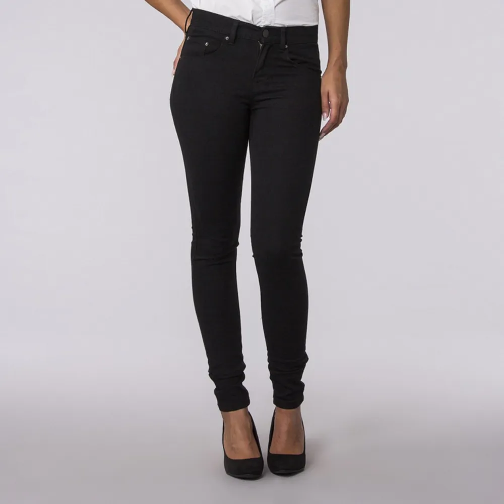 Skinny jeans från lager 157. Tyvärr har dom en fläck på vänstra benet fram på låret. Jeans & Byxor.