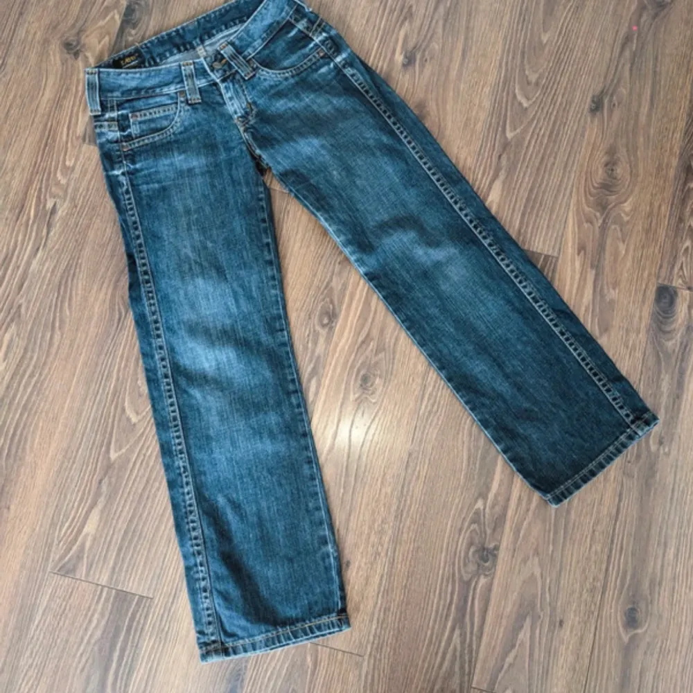 Lee jeans i storlek w27 l31. Superfina på säljer då de är för små för mig💗. Jeans & Byxor.