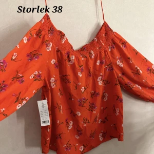 Sommarblus - Snygg blus till sommaren. Oanvänd, prislapp kvar.