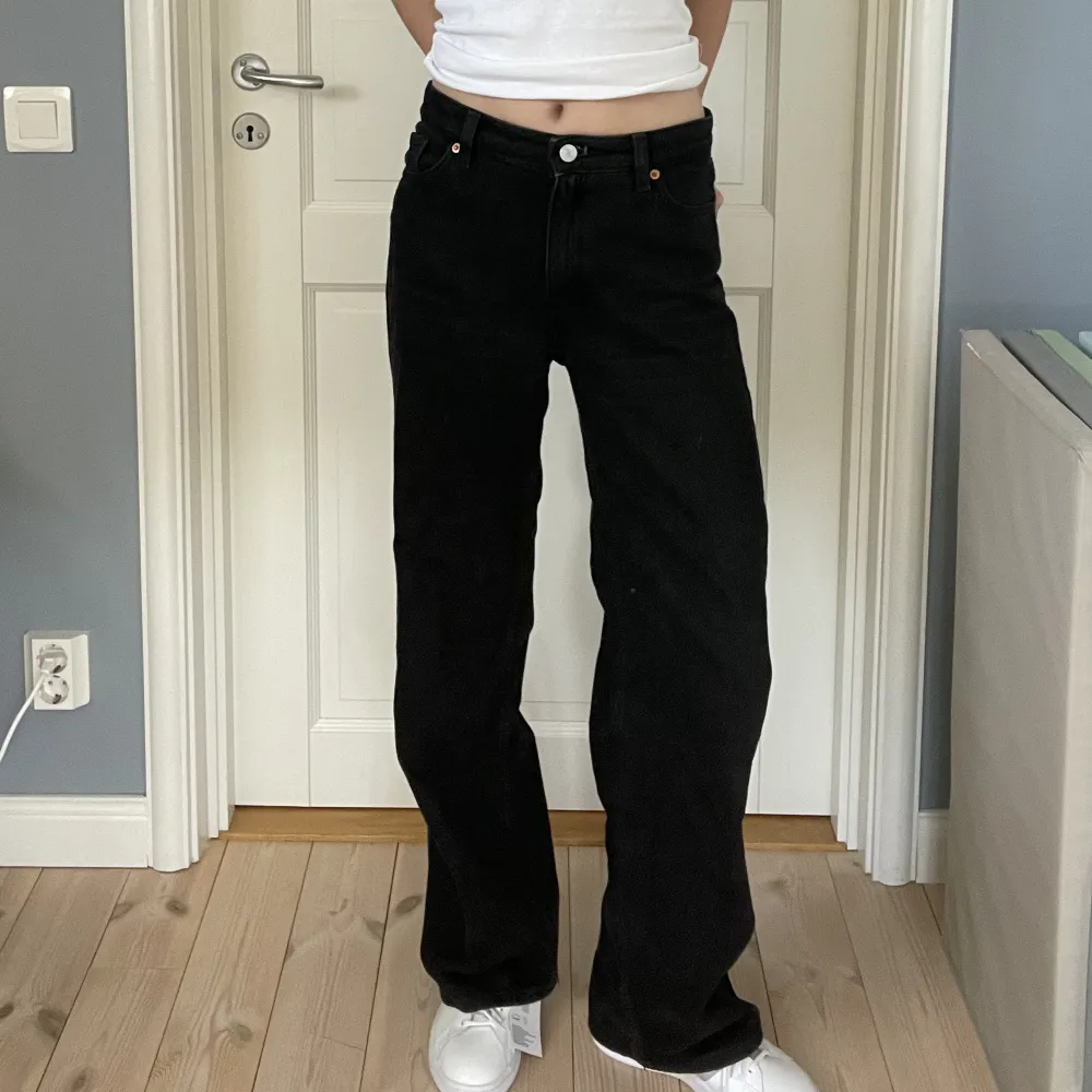 Super snygga svarta Yoko jeans som passar perfekt till mig som är 167cm. Jätte bra skick och Jätte fina med en tajt tröja♥️ 100% bomull. Jeans & Byxor.