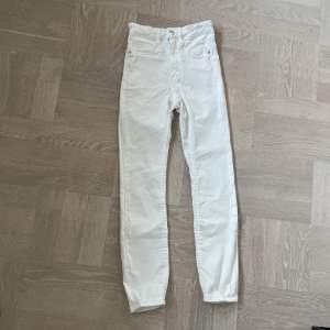 Nu är de här redo för ett nytt hem!🫶🏻 Detta är ett par nästan helt oanvända, fläckfria, vita jeans i storlek XS.👖 Modellen heter Molly och den kommer från Gina Tricot.💗 Köparen står för frakt. 🚚 