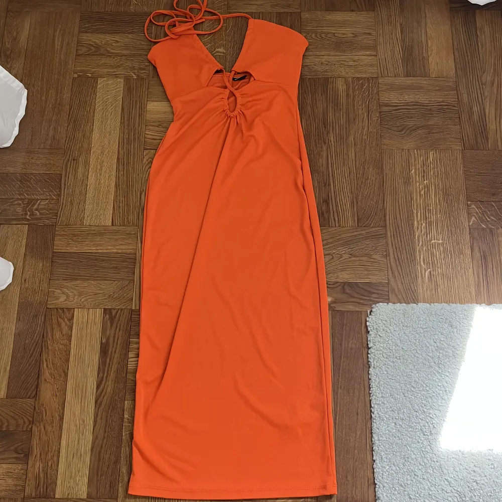 Cool orange klänning från Gina. Knappt använd. . Klänningar.