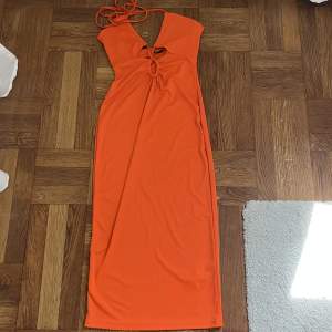 Cool orange klänning från Gina. Knappt använd. 