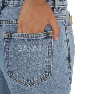 Ganni High-Rise Straight-Leg Cropped Jeans Storlek 27 Använda men mycket bra skick och helt utan anmärkningar Nypris: 2500kr