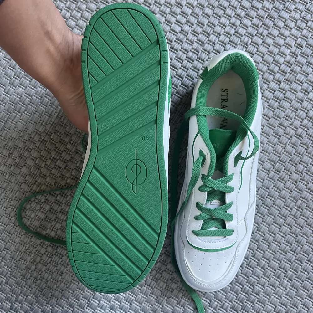 Gröna och vita sneakers från stradivarius i storlek 40. Skor.