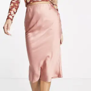 Rosa satin kjol i midilängd (diagonalskuren) från Miss Selfridge, aldrig använd etikett kvar! 