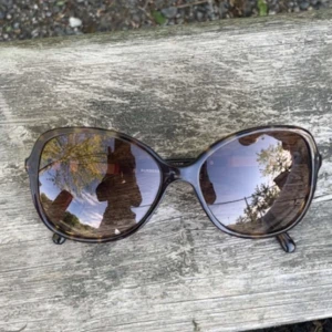 Burberry solglasögon - Säljer mina burberry solglasögon som är köpta för 1800kr, och är nya med bra skick😊