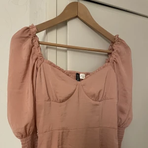 Rosa klänning - Drömmig klänning från h&m! Aldrig kommit till användning då den var för liten för mig💖