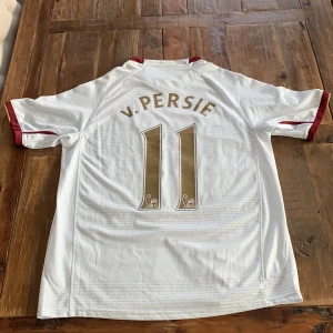 Van Persie 07/08 Arsenal  - Arsenals jättevackra och sällsynta bortatröja från 07/08 med Van Persie på ryggen. 8/10 skick, felfritt förutom en liten fläck, se bild 3. För fler bilder eller vid frågor är det bara skriva! 