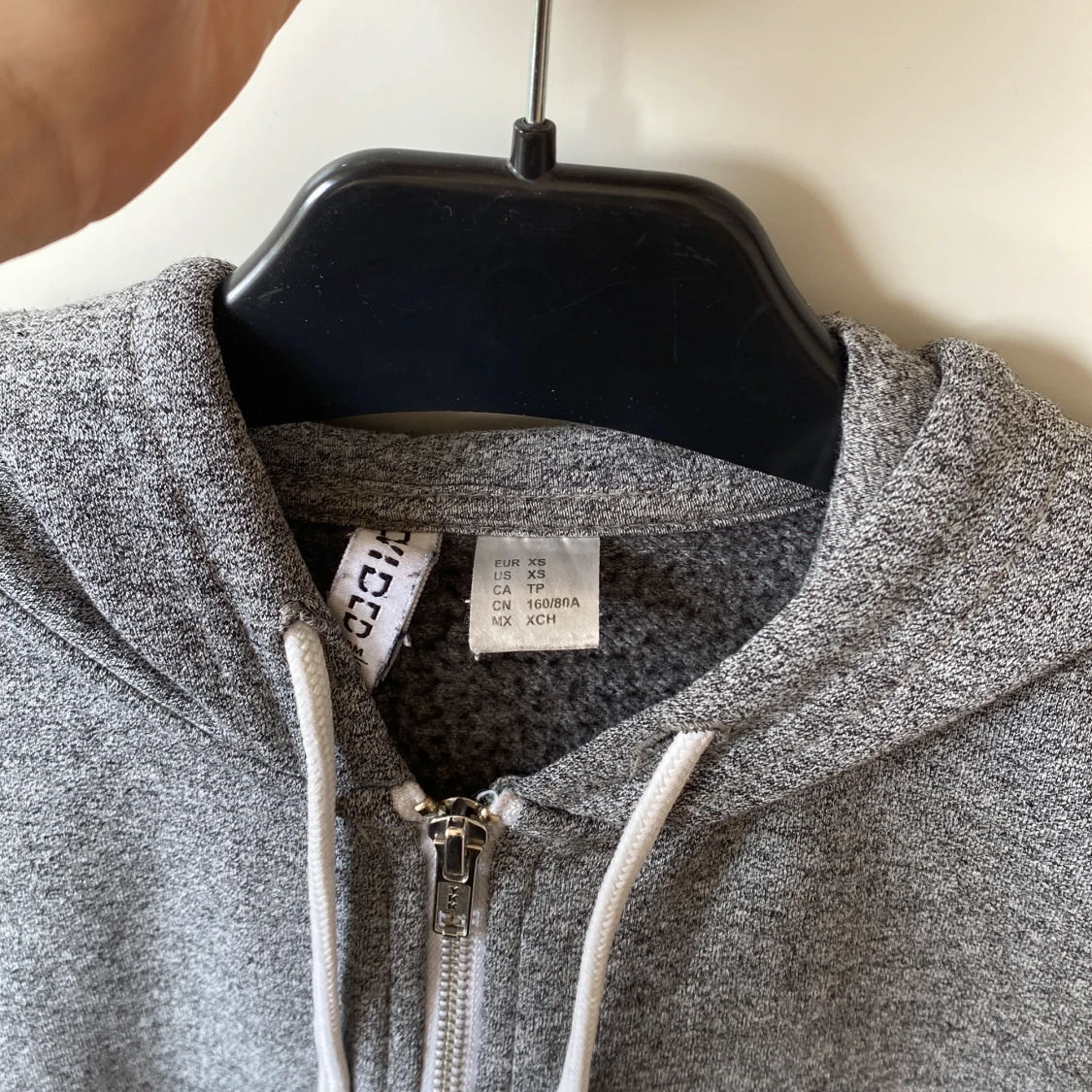 Grå luvtröja - 90