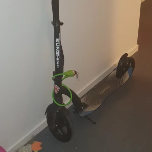 Sparkcykel - Säljer nu min begagnade vanliga sparkcykel. Max vikt 100kg. Tålig och fått lite skråmor. Lås med nyckel medföljer. Köpt för 900kr nypris. Vill ha 700 men kan gå ner till 600 vid snabb affär. Swish eller kontant betalning. Postas ej!