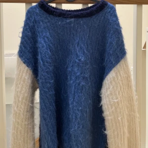 Stickad tröja - En MAGISK stickad med unik design, använd 1 gång och säljer därav pga brist på användning. 💙💙 Nypris: 1000kr 