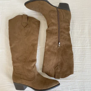 Bruna Cowboyboots  - Bruna cowboyboots i mocka! Knappt använda⭐️💖skriv för fler bilder🌟