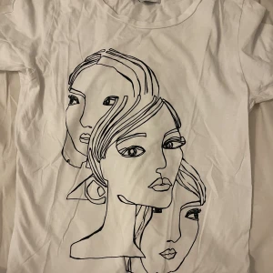 T-shirt med tryck - Fin tshirt med 3 ansikten på! 