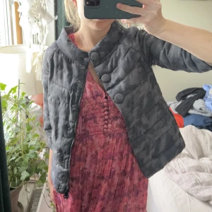 Dunjacka 3/4 ärmar  - Säljer nu min otroligt fina och unika dunjacka perfekt för en svalare sommardag ☀️☀️💕💕 den är helt utan defekter 🙏🏼🙏🏼🙏🏼